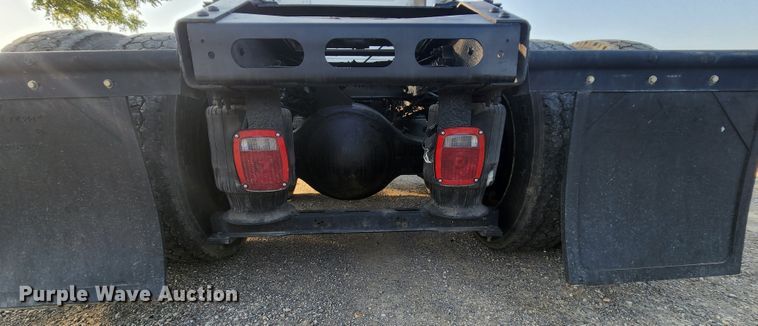 image for item MK9054 2005 Volvo VNL  semi truck