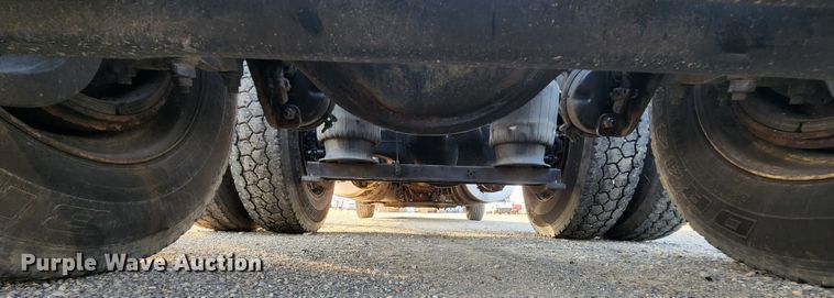 image for item MK9054 2005 Volvo VNL  semi truck