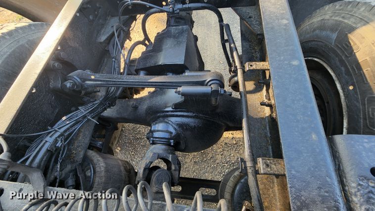 image for item MK9054 2005 Volvo VNL  semi truck