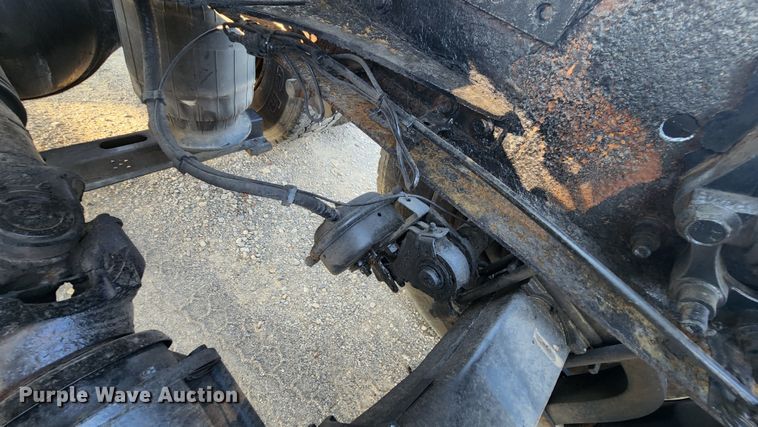 image for item MK9054 2005 Volvo VNL  semi truck