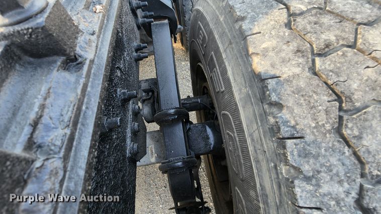 image for item MK9054 2005 Volvo VNL  semi truck