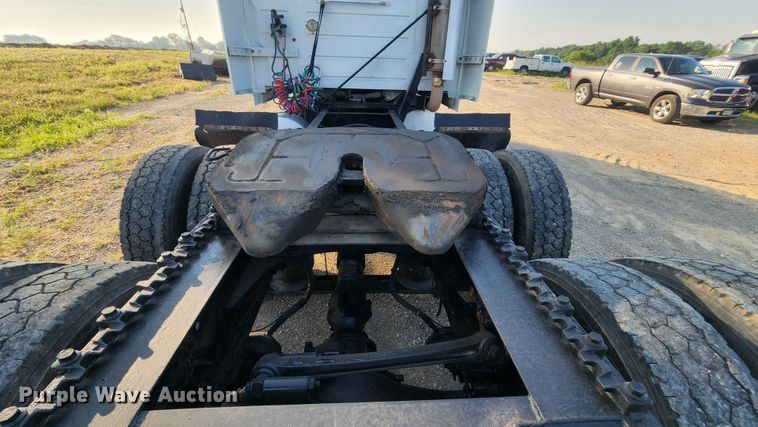 image for item MK9054 2005 Volvo VNL  semi truck