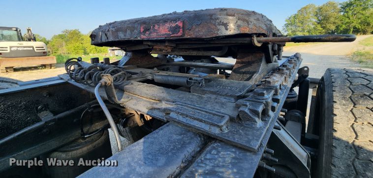 image for item MK9054 2005 Volvo VNL  semi truck