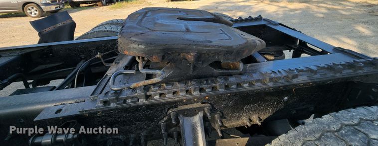 image for item MK9054 2005 Volvo VNL  semi truck