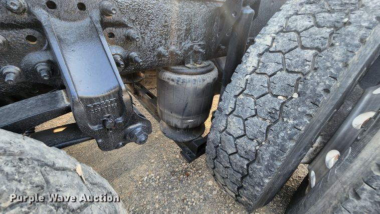 image for item MK9054 2005 Volvo VNL  semi truck