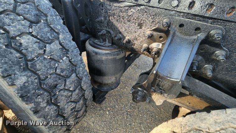 image for item MK9054 2005 Volvo VNL  semi truck