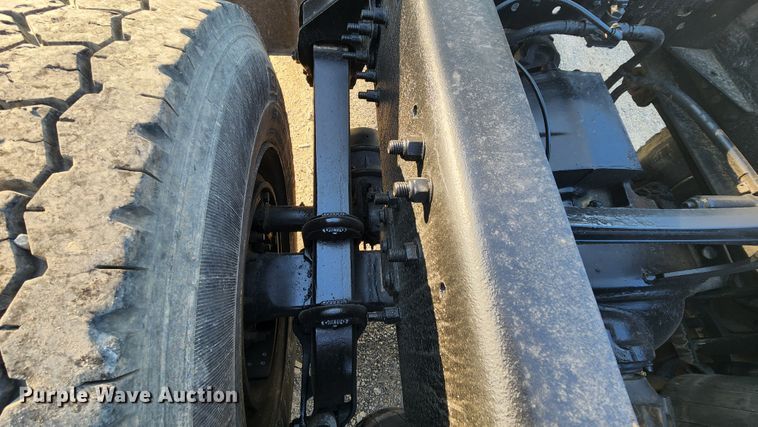 image for item MK9054 2005 Volvo VNL  semi truck