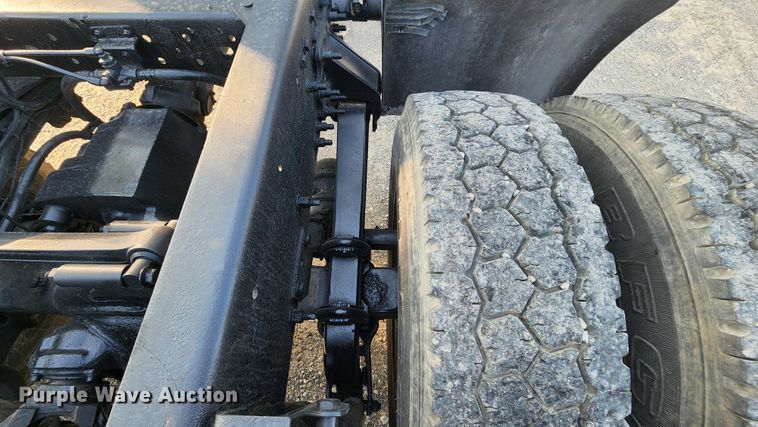 image for item MK9054 2005 Volvo VNL  semi truck