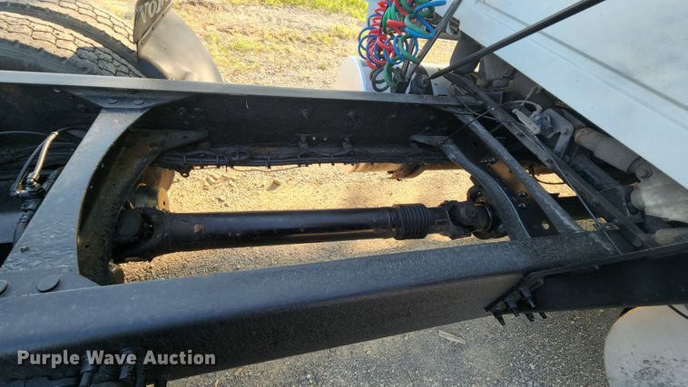 image for item MK9054 2005 Volvo VNL  semi truck