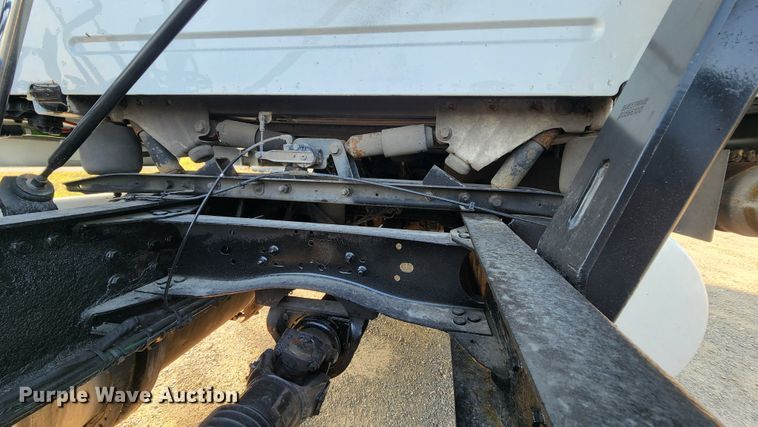 image for item MK9054 2005 Volvo VNL  semi truck