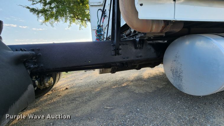 image for item MK9054 2005 Volvo VNL  semi truck