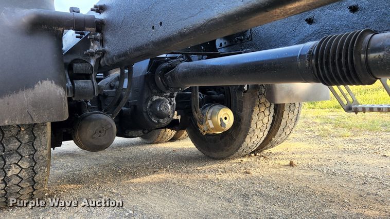 image for item MK9054 2005 Volvo VNL  semi truck