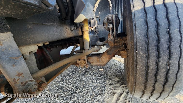 image for item MK9054 2005 Volvo VNL  semi truck