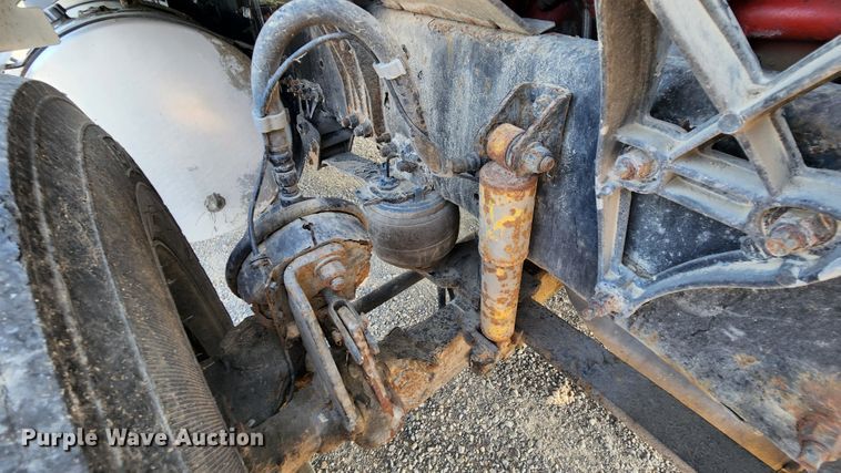 image for item MK9054 2005 Volvo VNL  semi truck