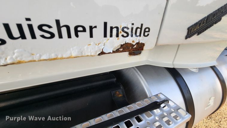 image for item MK9054 2005 Volvo VNL  semi truck