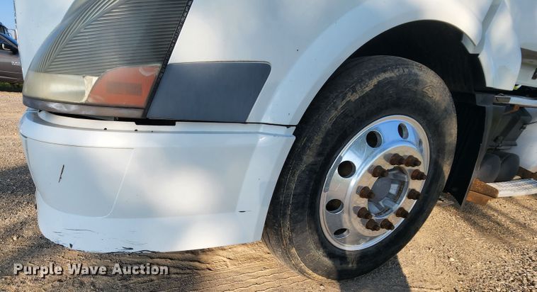 image for item MK9054 2005 Volvo VNL  semi truck