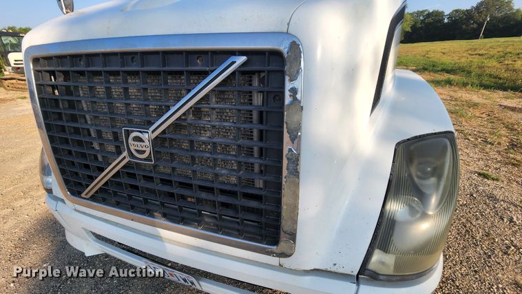 image for item MK9054 2005 Volvo VNL  semi truck