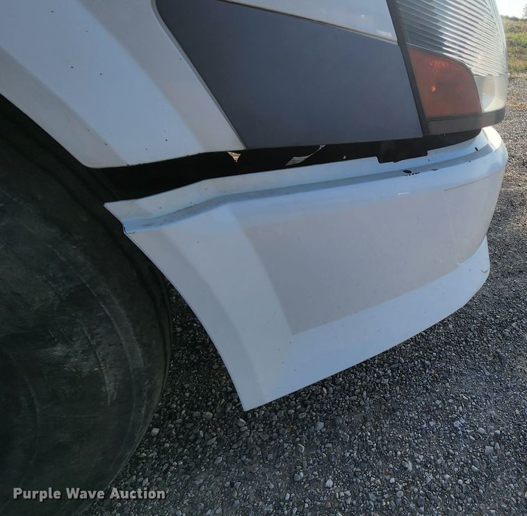 image for item MK9054 2005 Volvo VNL  semi truck