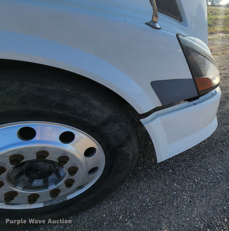 image for item MK9054 2005 Volvo VNL  semi truck