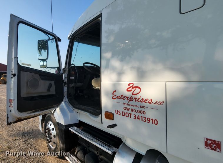 image for item MK9054 2005 Volvo VNL  semi truck