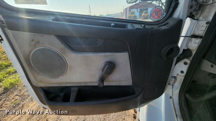 image for item MK9054 2005 Volvo VNL  semi truck