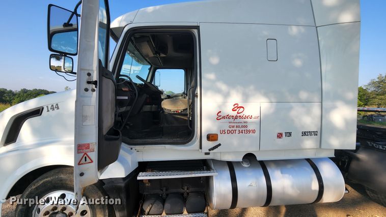 image for item MK9054 2005 Volvo VNL  semi truck