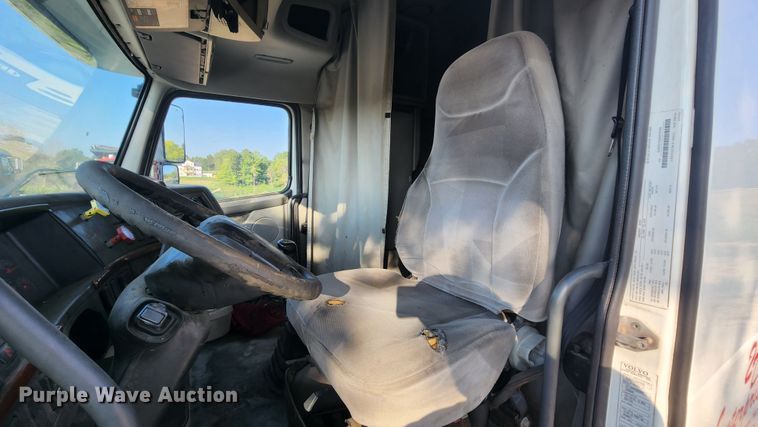 image for item MK9054 2005 Volvo VNL  semi truck