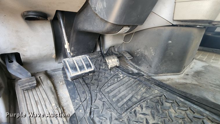 image for item MK9054 2005 Volvo VNL  semi truck