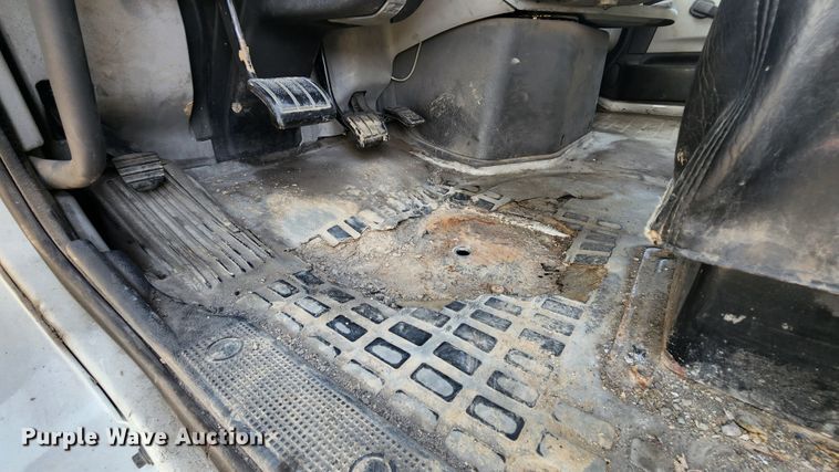 image for item MK9054 2005 Volvo VNL  semi truck