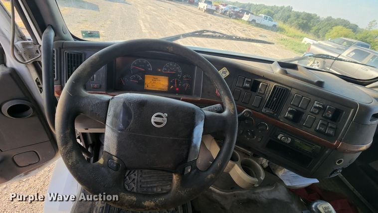 image for item MK9054 2005 Volvo VNL  semi truck