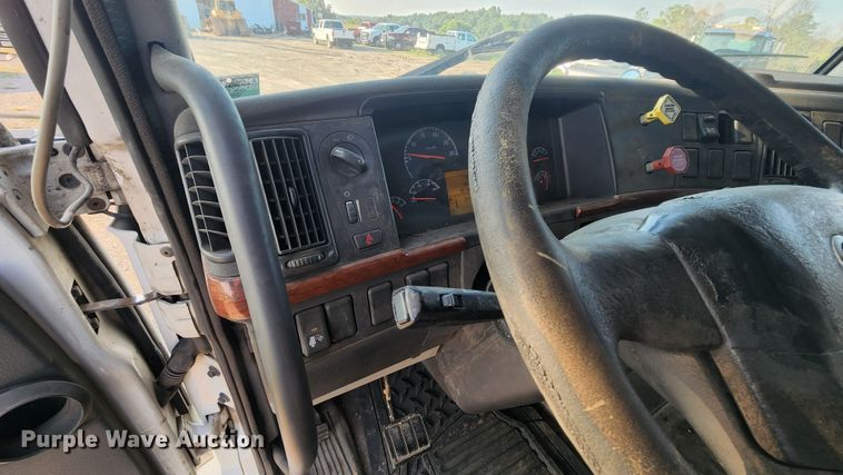 image for item MK9054 2005 Volvo VNL  semi truck