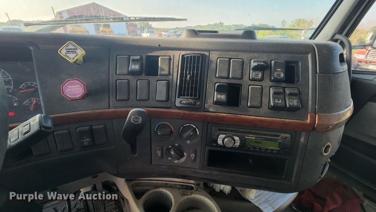 image for item MK9054 2005 Volvo VNL  semi truck