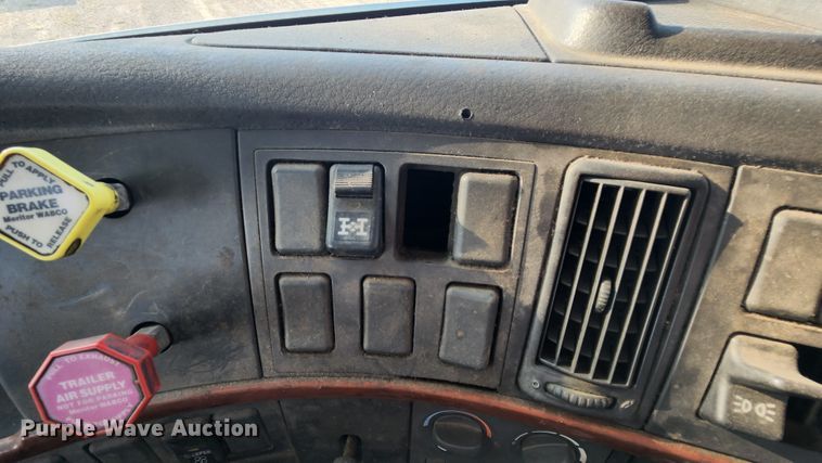 image for item MK9054 2005 Volvo VNL  semi truck