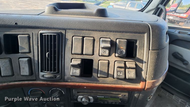 image for item MK9054 2005 Volvo VNL  semi truck