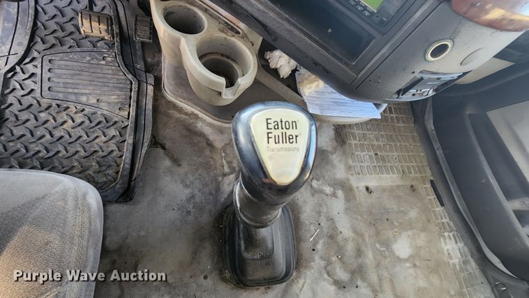 image for item MK9054 2005 Volvo VNL  semi truck