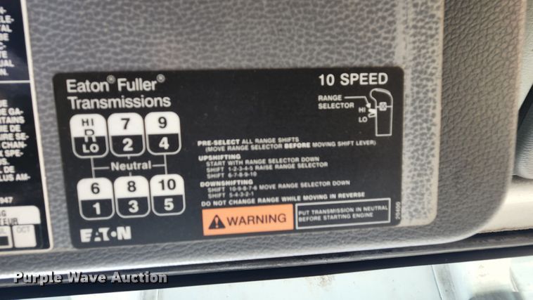 image for item MK9054 2005 Volvo VNL  semi truck