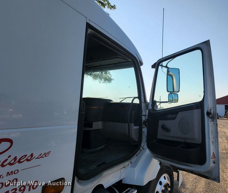 image for item MK9054 2005 Volvo VNL  semi truck