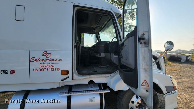 image for item MK9054 2005 Volvo VNL  semi truck