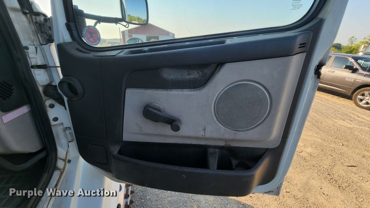 image for item MK9054 2005 Volvo VNL  semi truck