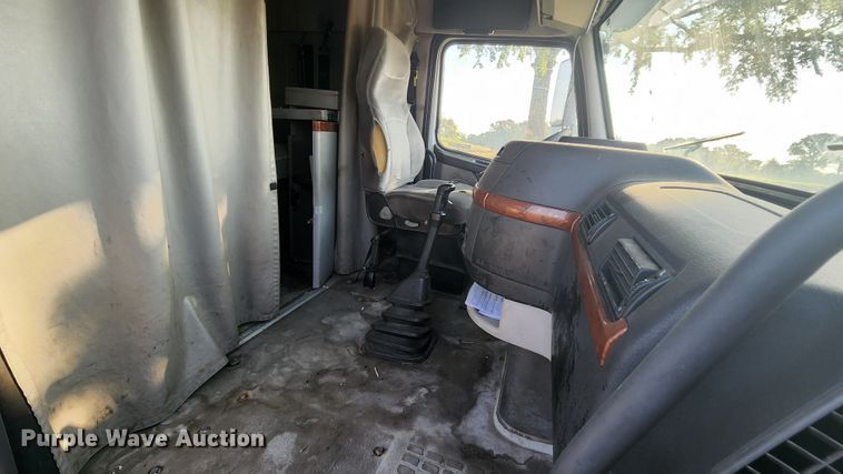 image for item MK9054 2005 Volvo VNL  semi truck