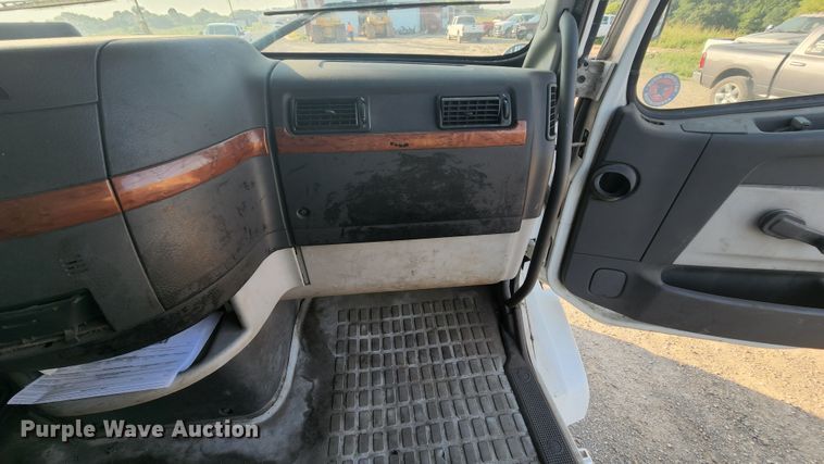 image for item MK9054 2005 Volvo VNL  semi truck