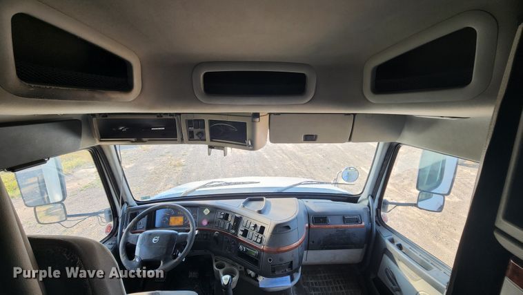 image for item MK9054 2005 Volvo VNL  semi truck