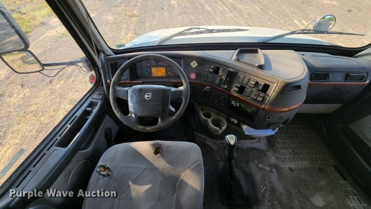 image for item MK9054 2005 Volvo VNL  semi truck