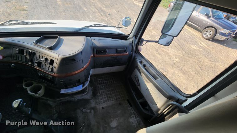 image for item MK9054 2005 Volvo VNL  semi truck