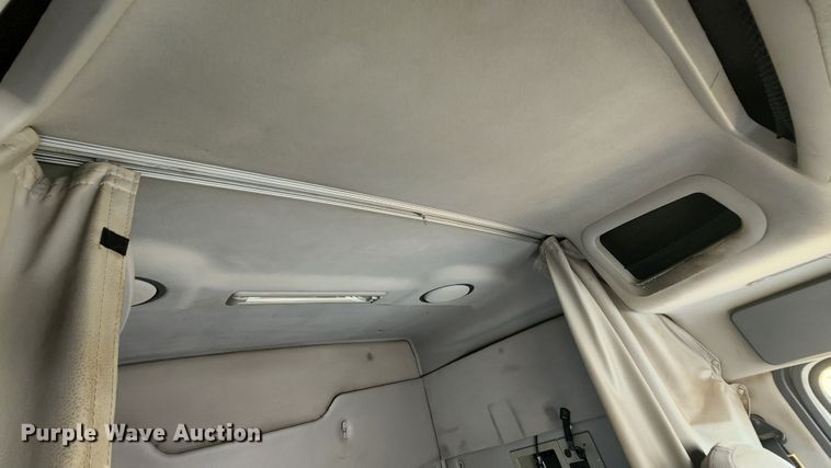 image for item MK9054 2005 Volvo VNL  semi truck