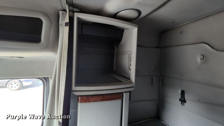 image for item MK9054 2005 Volvo VNL  semi truck