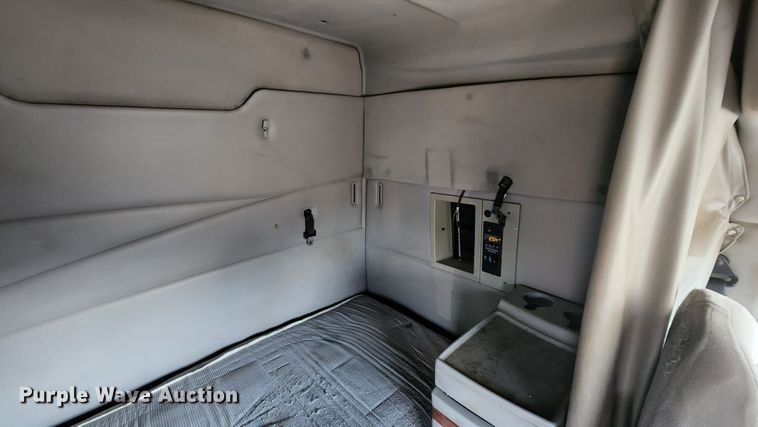 image for item MK9054 2005 Volvo VNL  semi truck