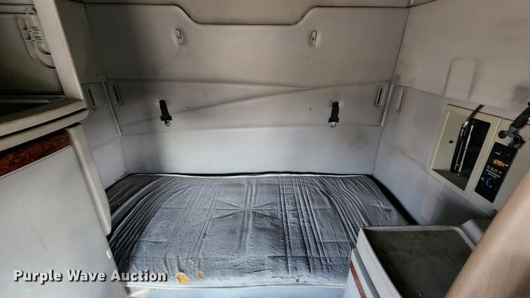 image for item MK9054 2005 Volvo VNL  semi truck