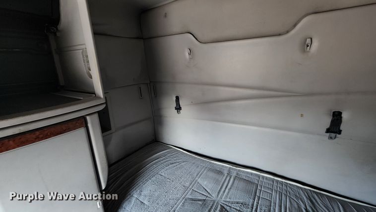 image for item MK9054 2005 Volvo VNL  semi truck