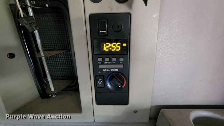 image for item MK9054 2005 Volvo VNL  semi truck